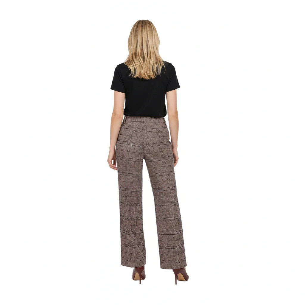 Vista posteriore di una modella che indossa pantaloni a quadri Principe di Galles con piping laterale