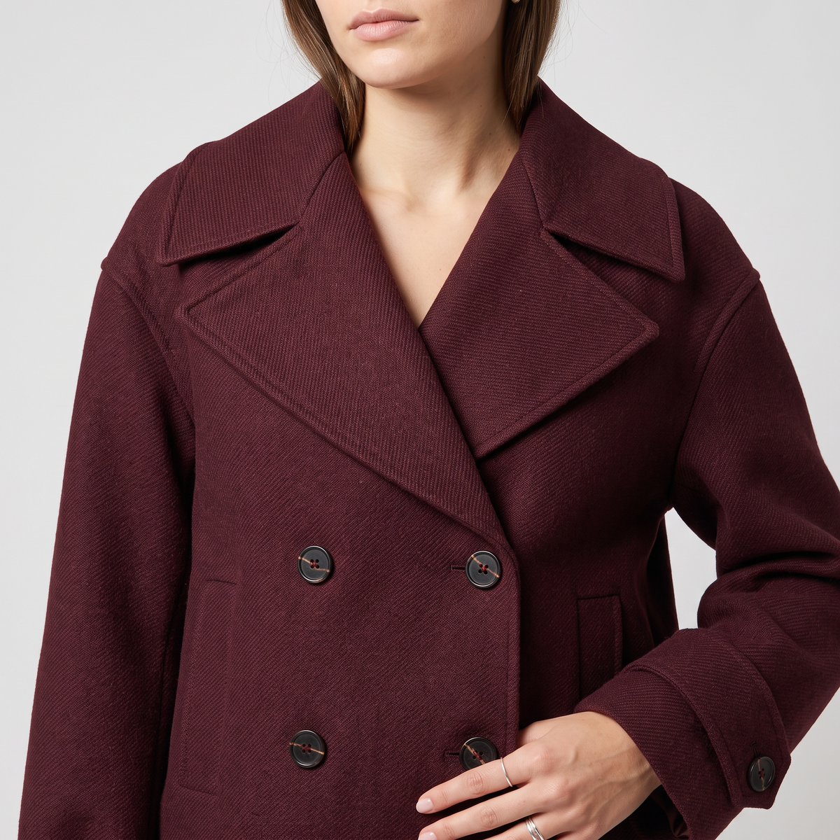 Dettaglio polsino abbottonato cappotto bordeaux Giorgia&Johns