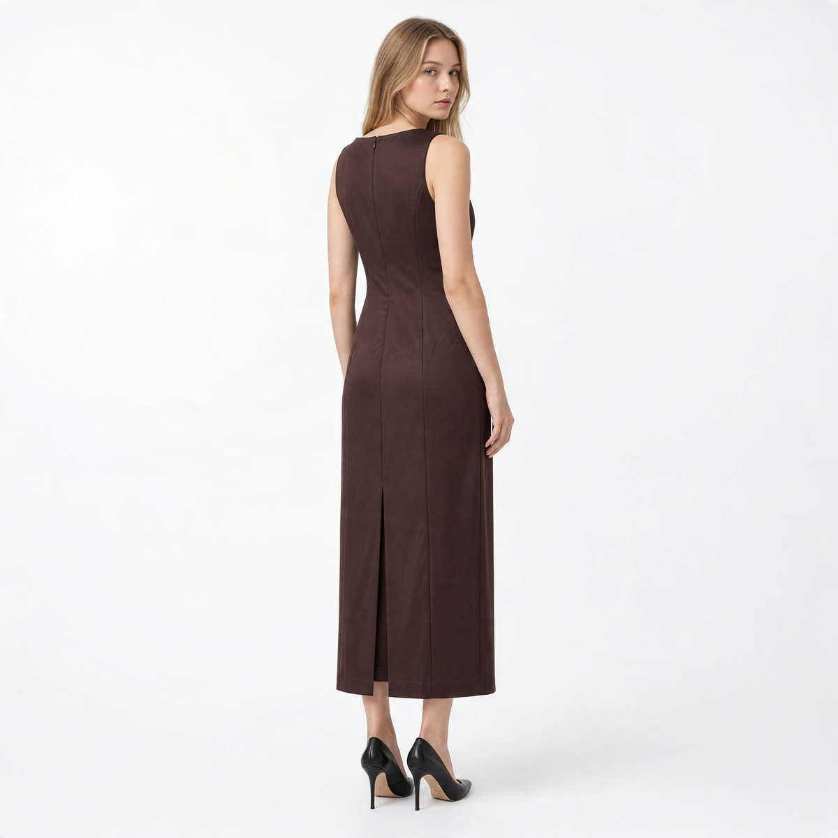 Abito marrone con silhouette avvitata e spacco posteriore indossato da una modella