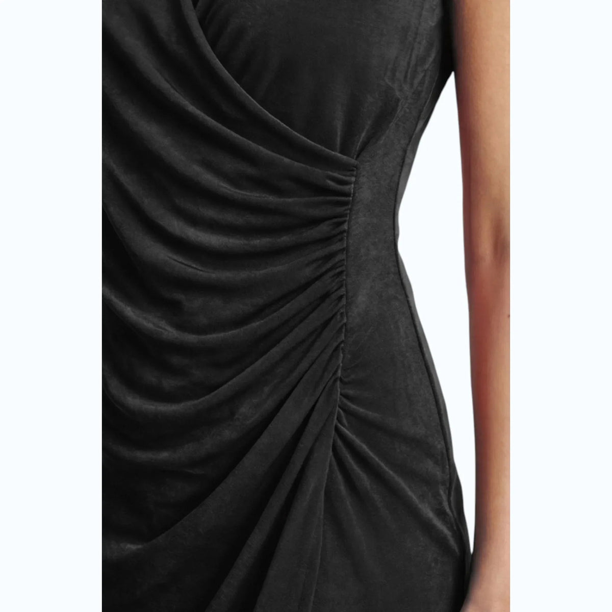 Abito corto nero in tessuto Solton con scollo incrociato e drappeggio laterale elegante