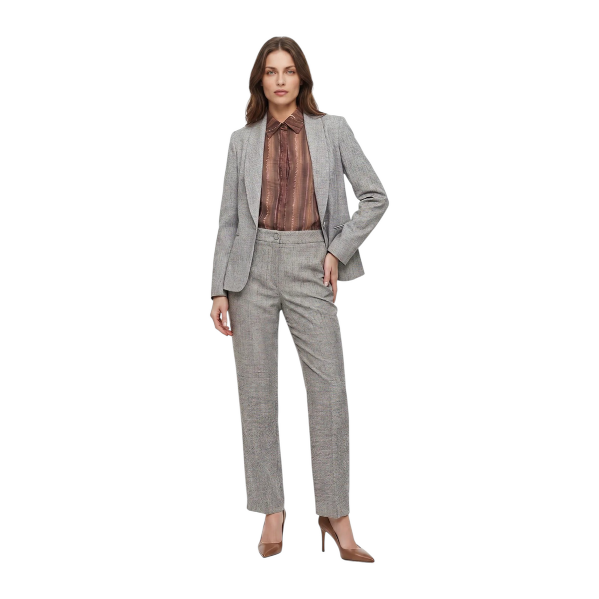 Modella indossa blazer monopetto EmyQ STORE in grisaglia melange con rever sciallato e pantaloni coordinati