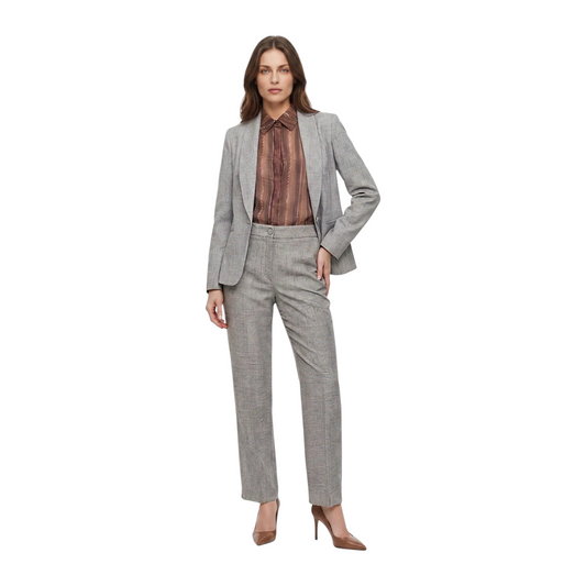 Modella indossa blazer monopetto EmyQ STORE in grisaglia melange con rever sciallato e pantaloni coordinati