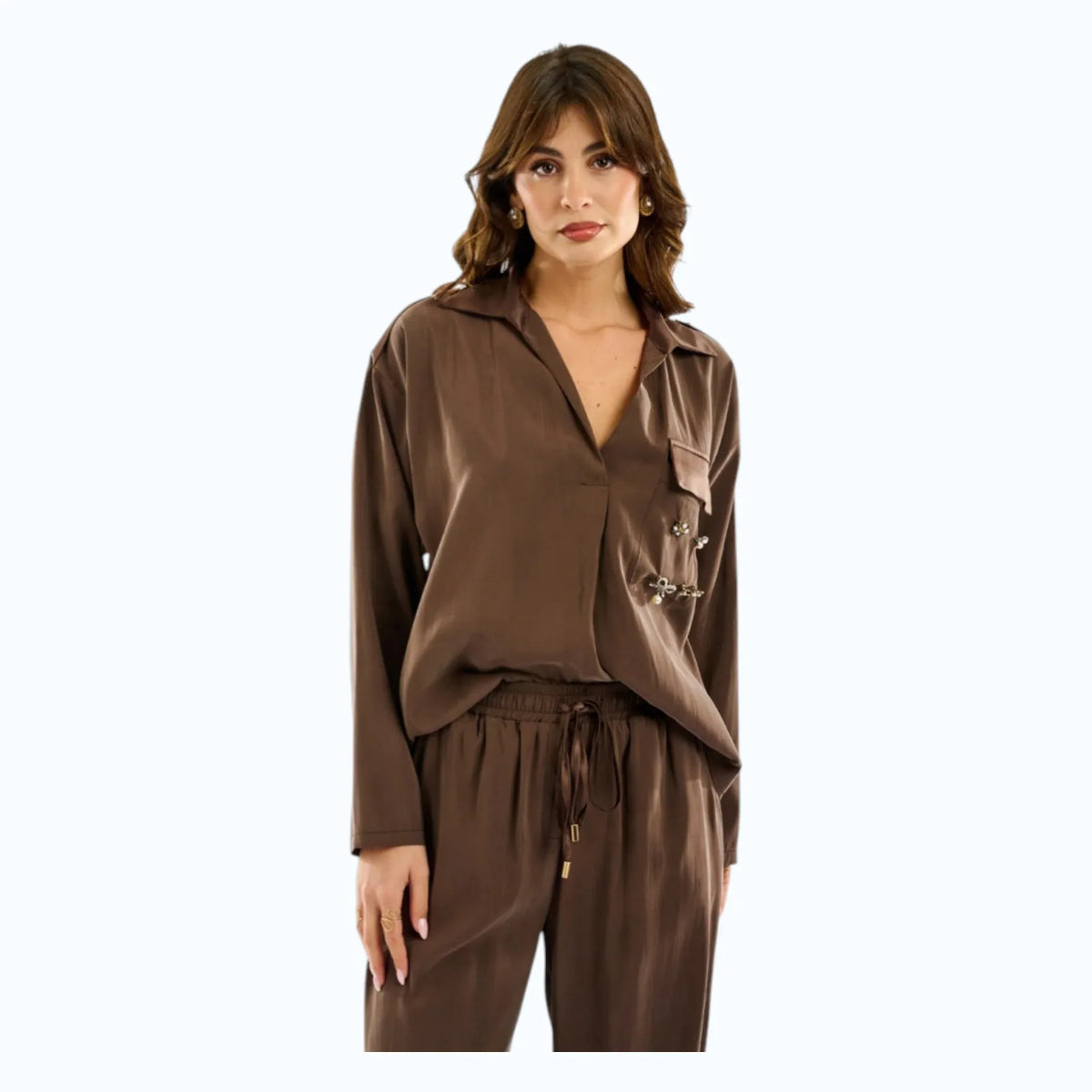 Blusa bimaterica marrone in modal e raso con taschino, spille gioiello e alamari sulle spalle