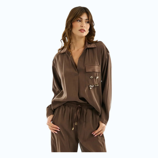 Blusa marrone in modal e raso con taschino, spille gioiello e alamari sulle spalle