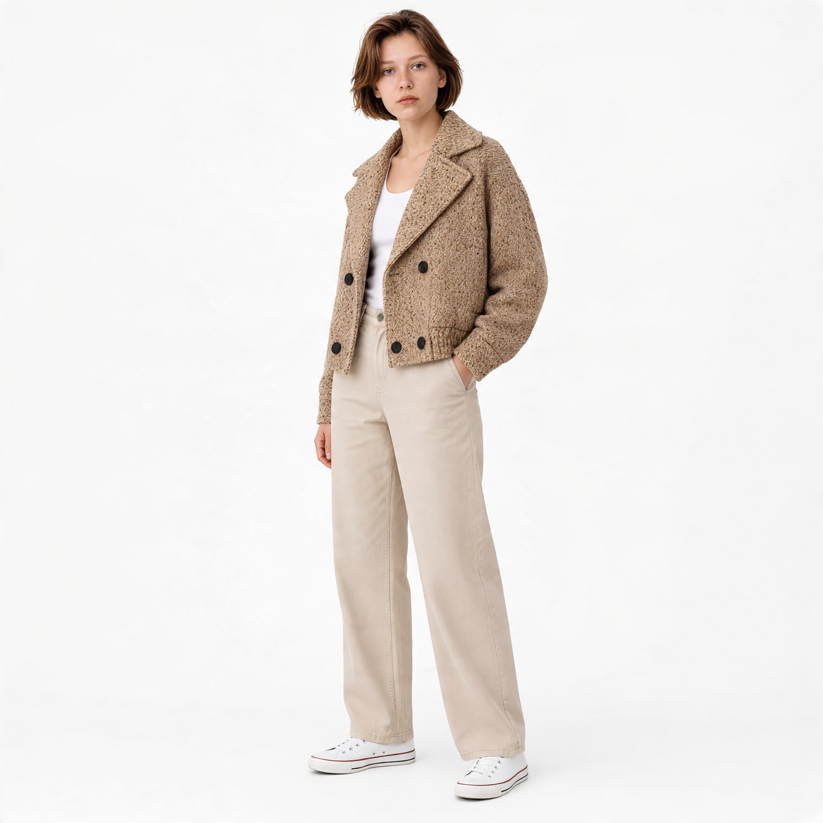 Modella indossa bomber Annarita N Golia beige e marrone con revers, doppiopetto e fondo arricciato