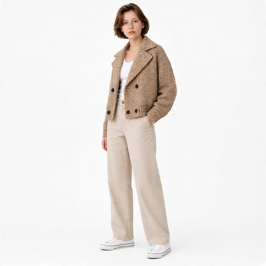 Modella indossa bomber Annarita N Golia beige e marrone con revers, doppiopetto e fondo arricciato