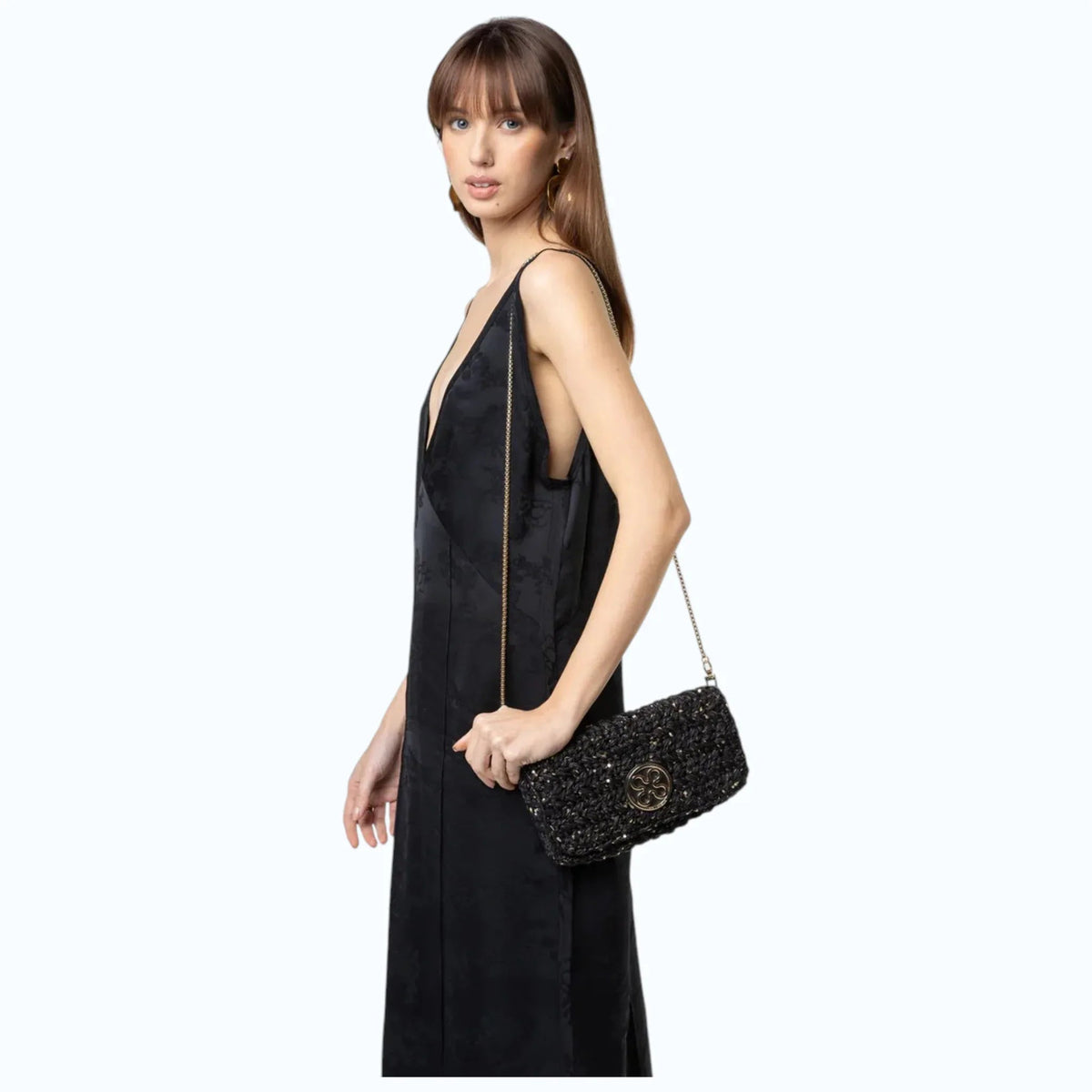 Modella indossa la borsa a tracolla  V°73 Greta in tessuto intrecciato nero con catena dorata