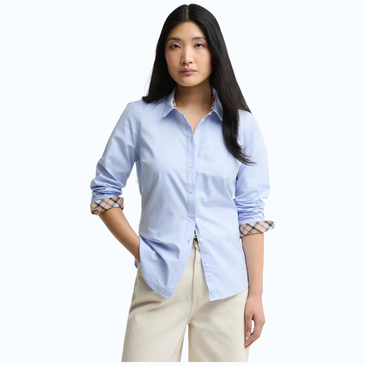 Modella indossa camicia Barbour Derwent azzurra in cotone oxford con dettagli tartan su colletto e polsini