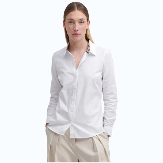 Modella indossa camicia bianca in cotone oxford con dettagli tartan interno colletto e polsini