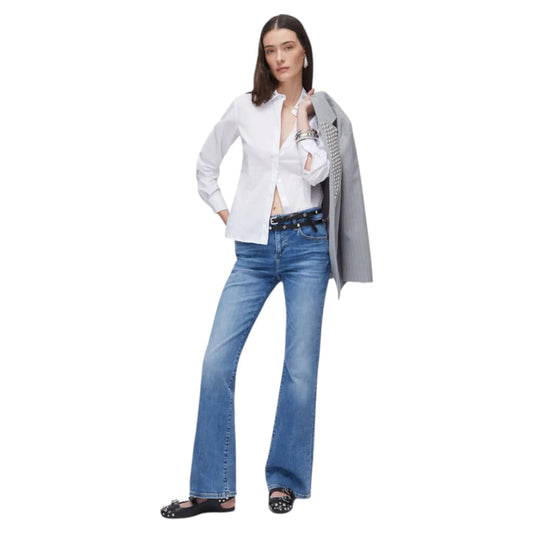 Camicia bianca Liu Jo in popeline con colletto gioiello indossata da una modella per EmyQ STORE