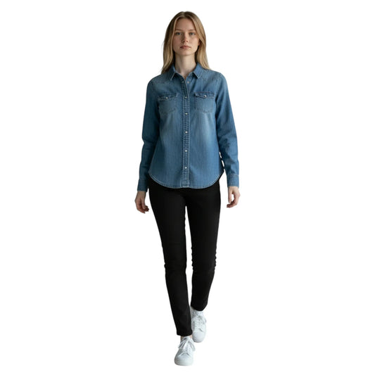 Modella indossa camicia in denim blu con tasche frontali, bottoni a pressione e orlo arrotondat