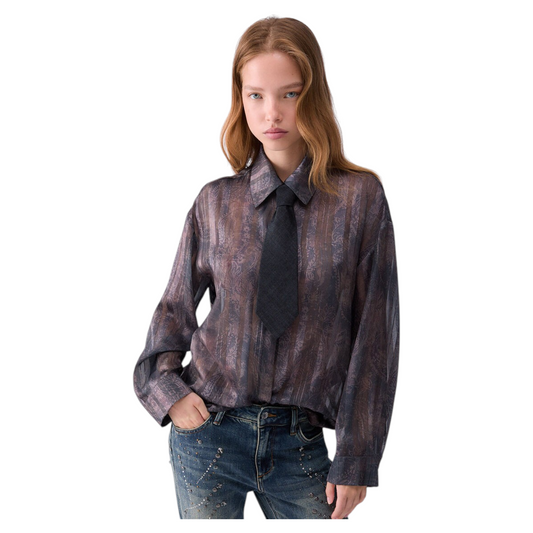 Modella indossa camicia Liu Jo in poliestere con stampa digitale, righe see-through e cravatta abbinata