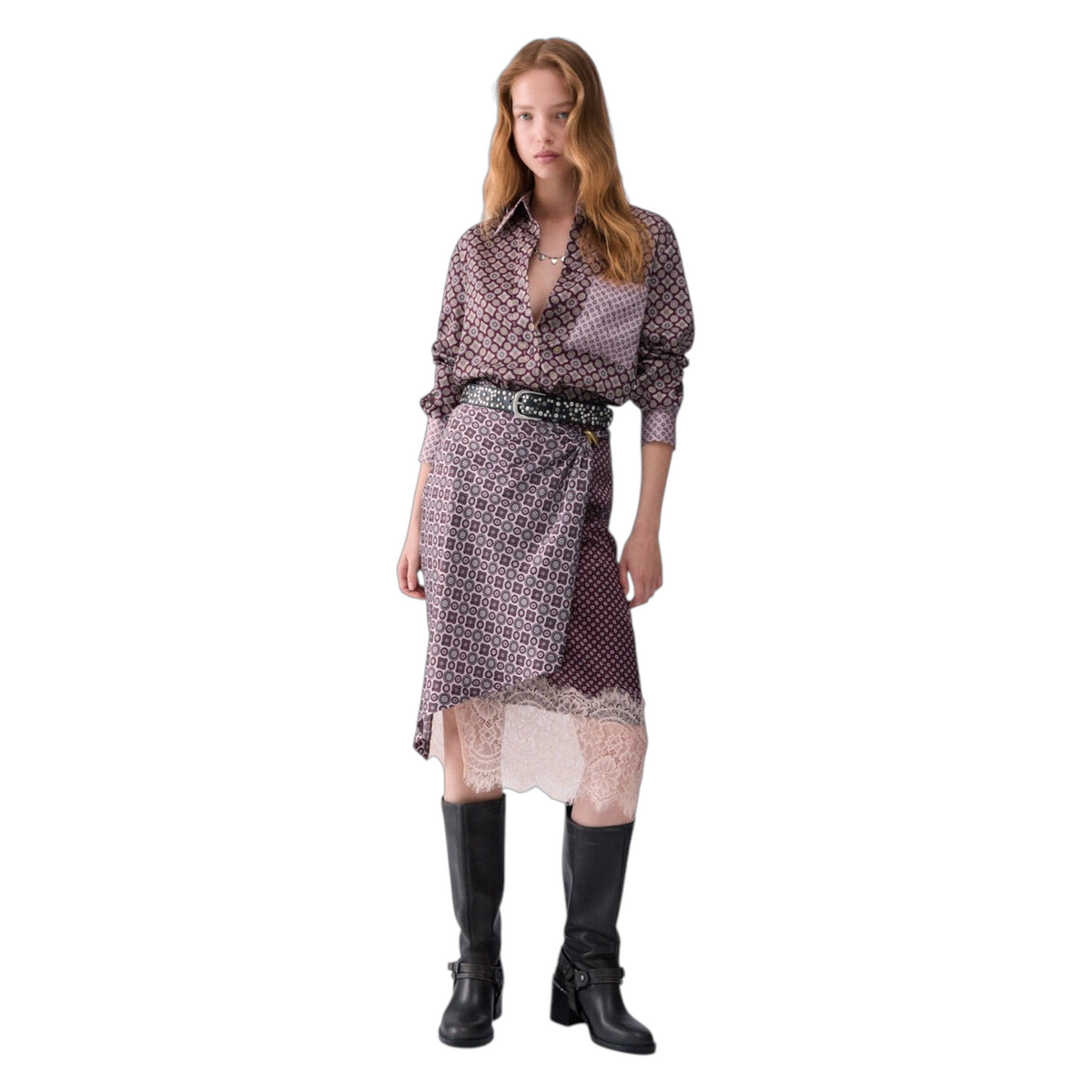Modella indossa camicia Liu Jo in twill stampato con tasca frontale e bottoni, disponibile presso EmyQ STORE