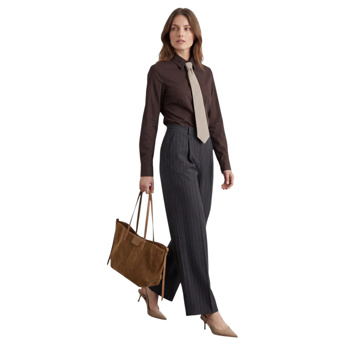 Modella indossa camicia marrone  con cravatta chiara, pantaloni gessati e borsa in camoscio
