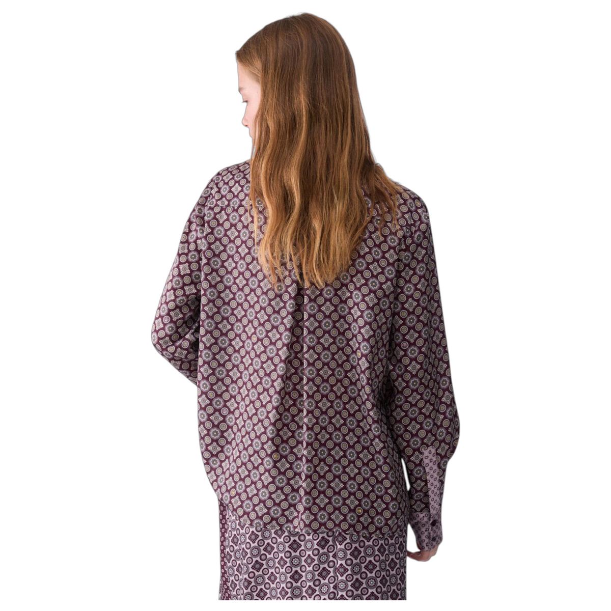 Modella di spalle indossa una camicia in twill di poliestere con stampa geometrica all-over