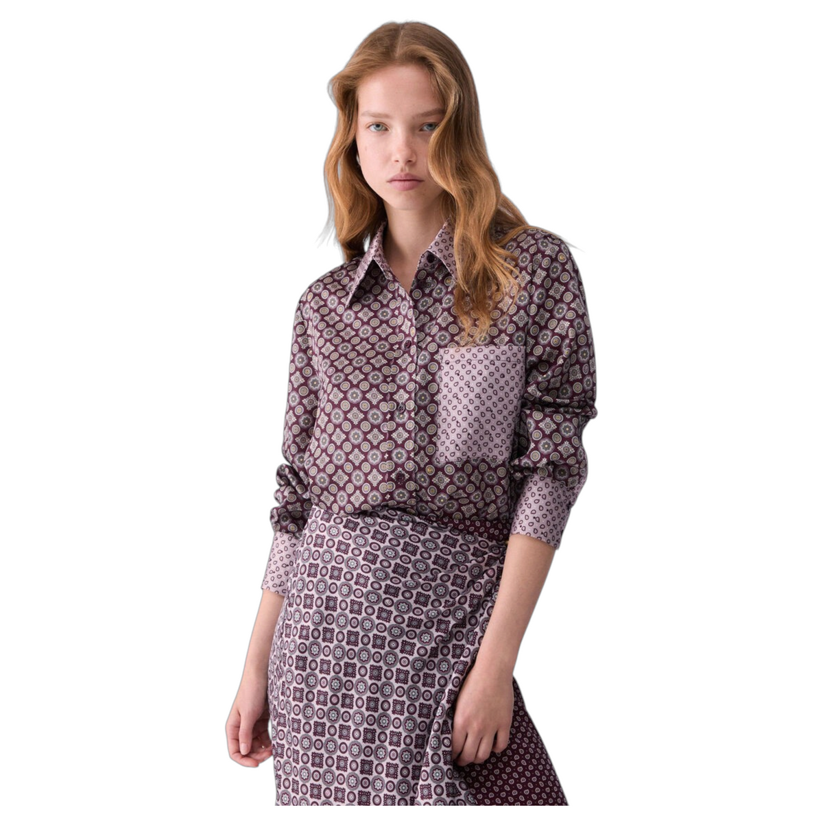 Modella indossa camicia  in twill di poliestere con stampa geometrica all-over e tasca frontale