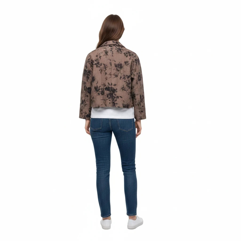 Vista posteriore del cappotto corto in tessuto microquadro marrone con stampa floreale scura