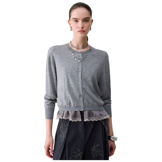 Cardigan in misto lana grigio con girocollo, bottoni e volant in raso e pizzo stile lingerie