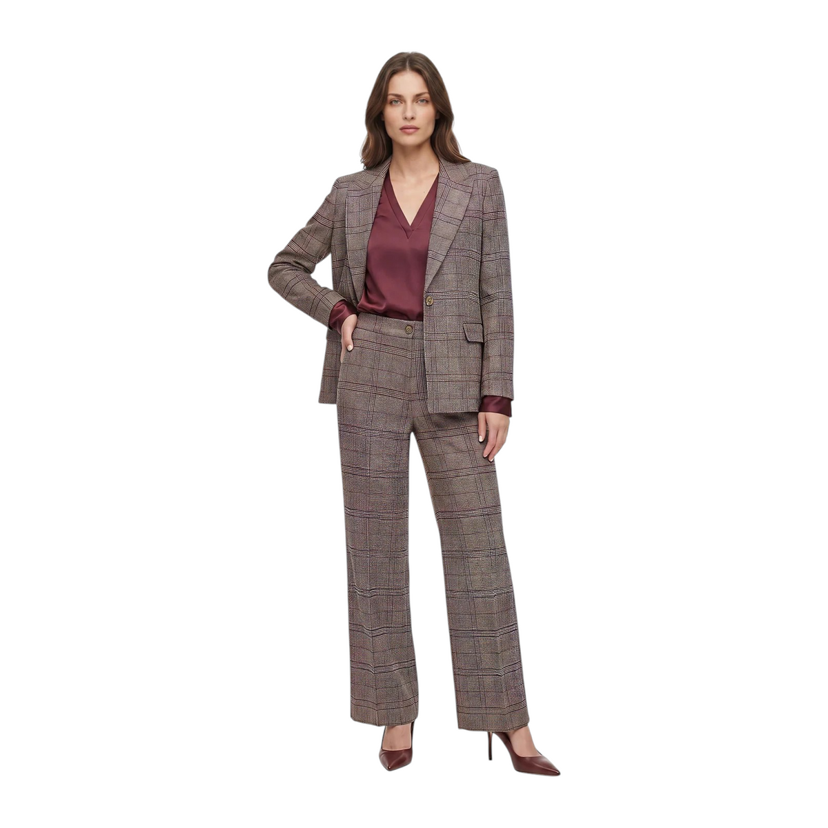 Modella indossa completo giacca e pantaloni Principe di Galles marrone con camicia bordeaux