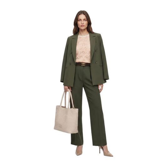 Modella indossa giacca verde oliva EmyQ STORE con finta abbottonatura, pantaloni coordinati e borsa beige intrecciata.