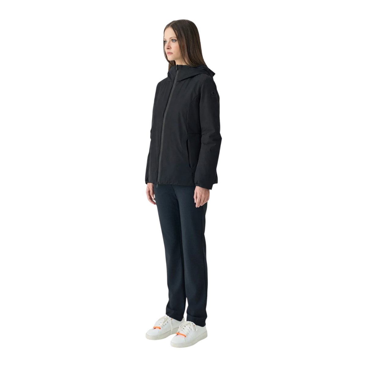 Modella indossa giubbotto Suns Aurelia nero in tessuto tecnico stretch con interno in velour e cappuccio