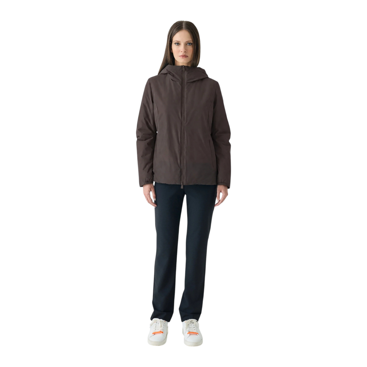 Modella indossa giubbotto marrone  Aurelia in tessuto tecnico stretch con interno in velour e cappuccio