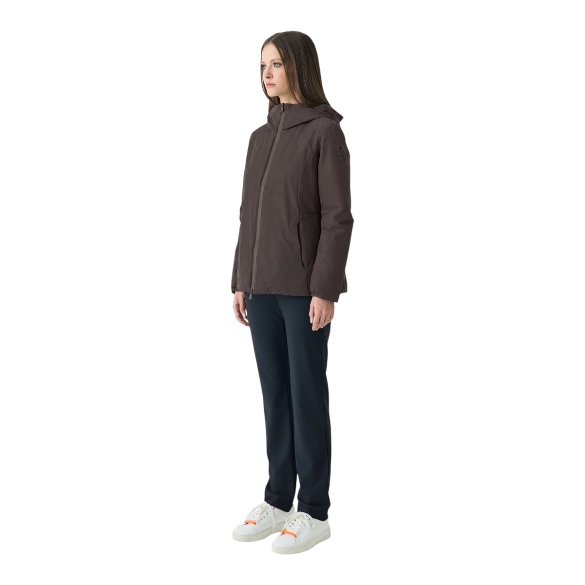 Modella indossa giubbotto Suns Aurelia marrone in tessuto tecnico stretch con interno in velour e cappuccio