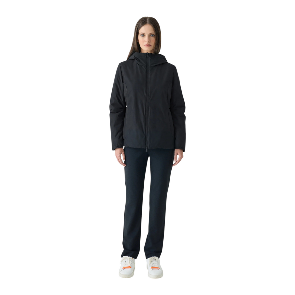 Modella indossa giubbotto nero Suns Aurelia in tessuto tecnico stretch con cappuccio e interno in velour EmyQ STORE