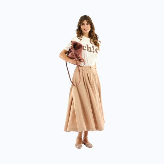 Modella indossa gonna midi svasata beige con pinces in vita e chiusura con bottone metallico
