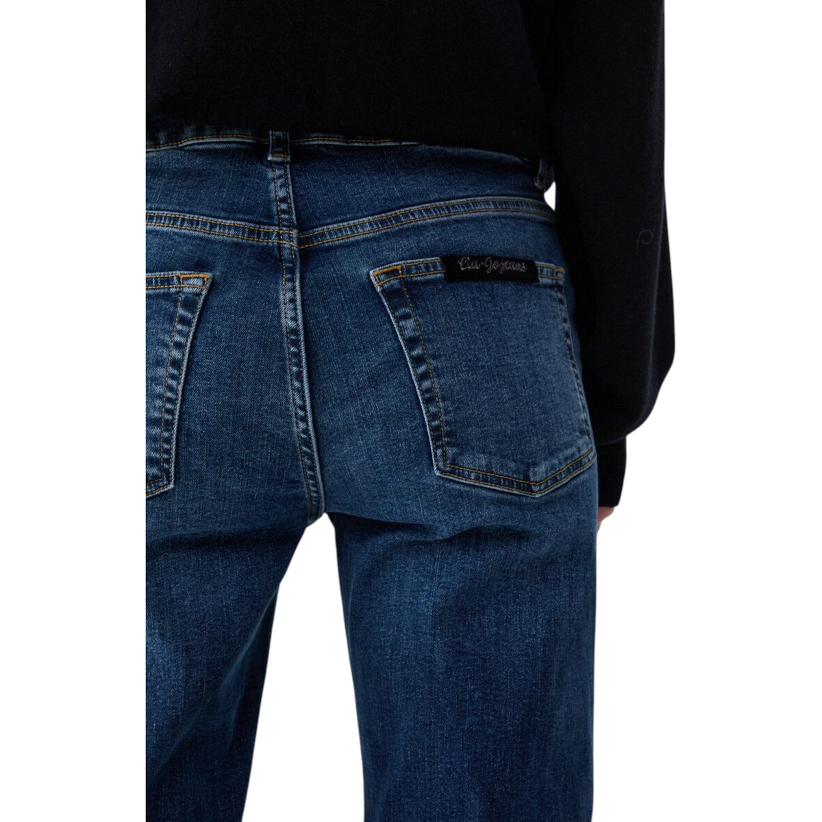 Dettaglio posteriore jeans Liu Jo in denim blu stone wash con tasche e logo applicato