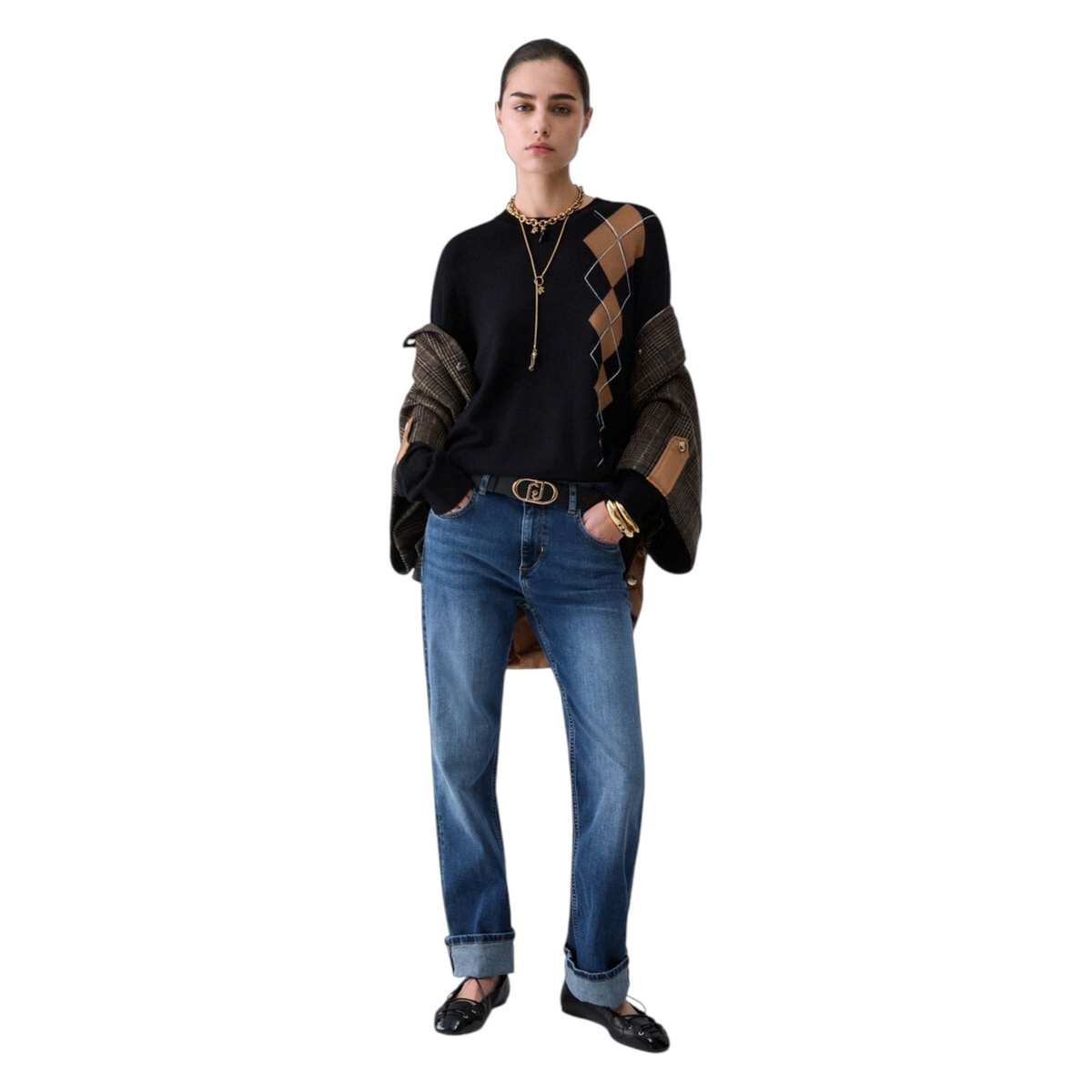 Modella indossa jeans Liu Jo a gamba dritta in denim stone wash con risvolto e vita media