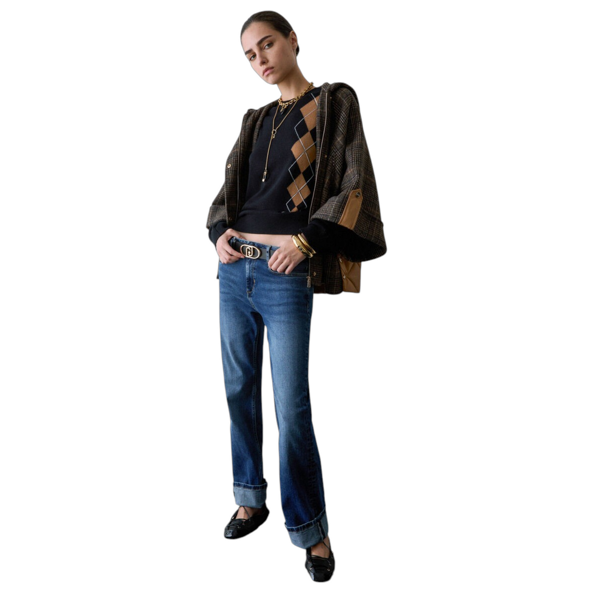 Modella indossa jeans Liu Jo a gamba dritta con risvolto, lavaggio stone wash e vita media