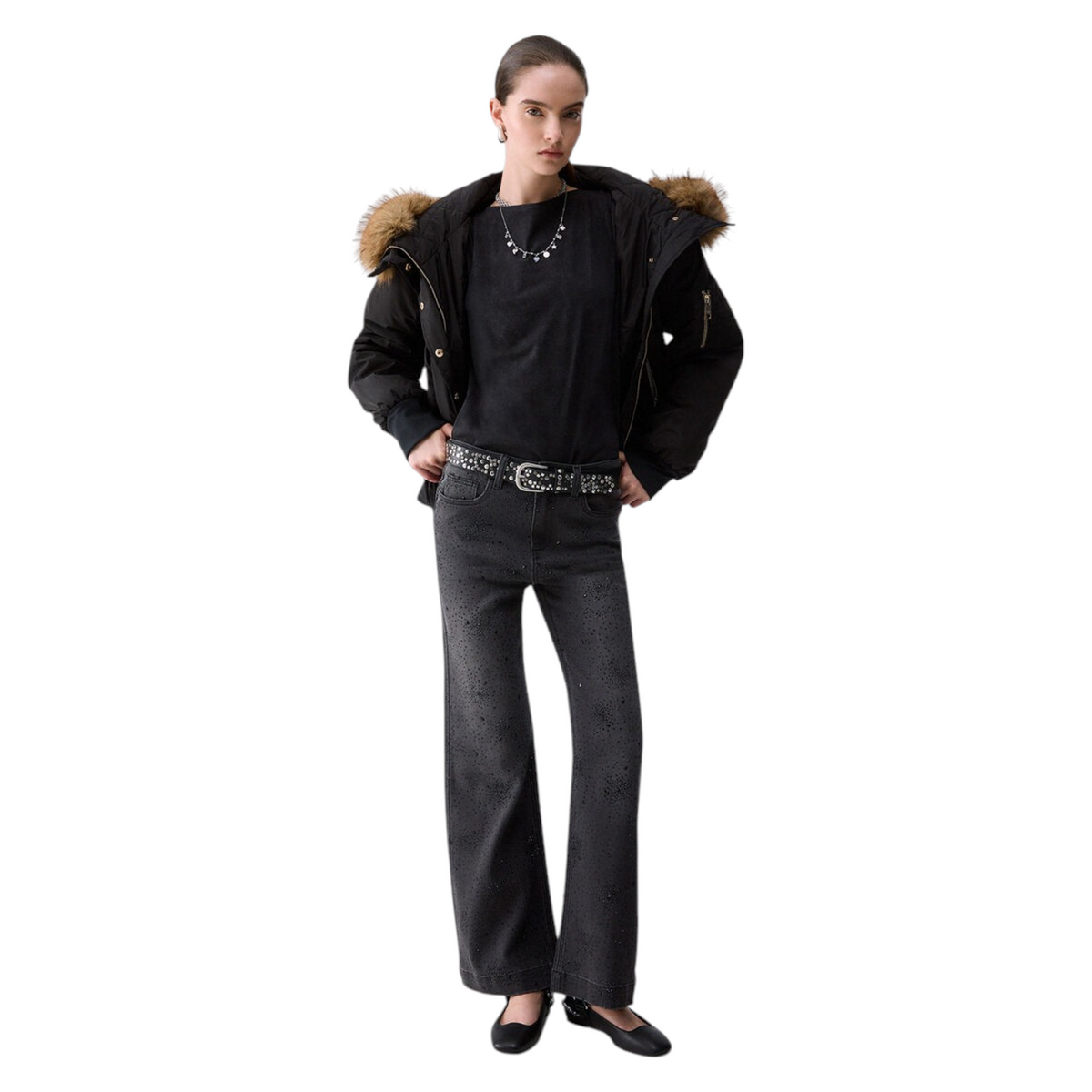 Modella indossa jeans Liu Jo a gamba dritta in denim stretch stonewash con strass e vita alta