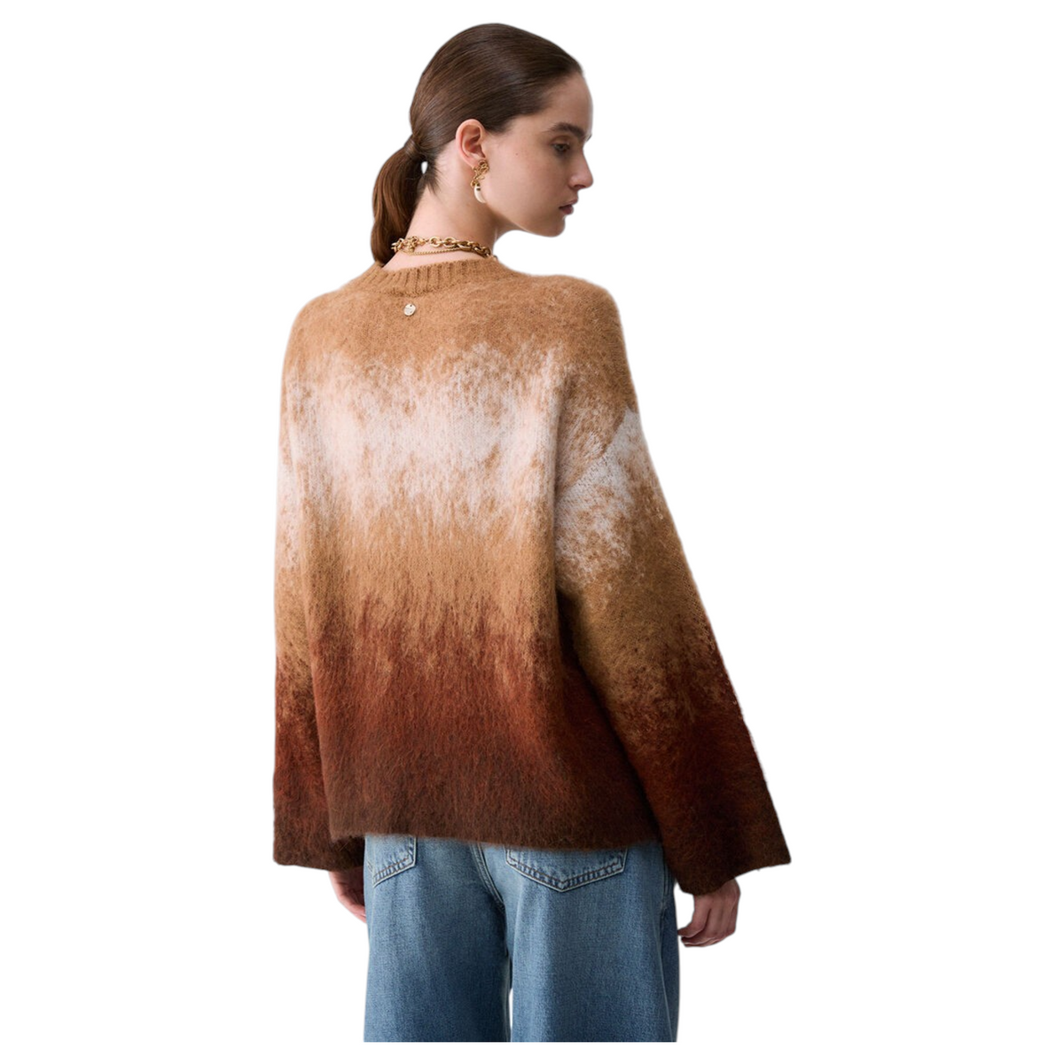 Modella indossa maglia Liu Jo in lana spazzolata jacquard con effetto dégradé marrone e girocollo