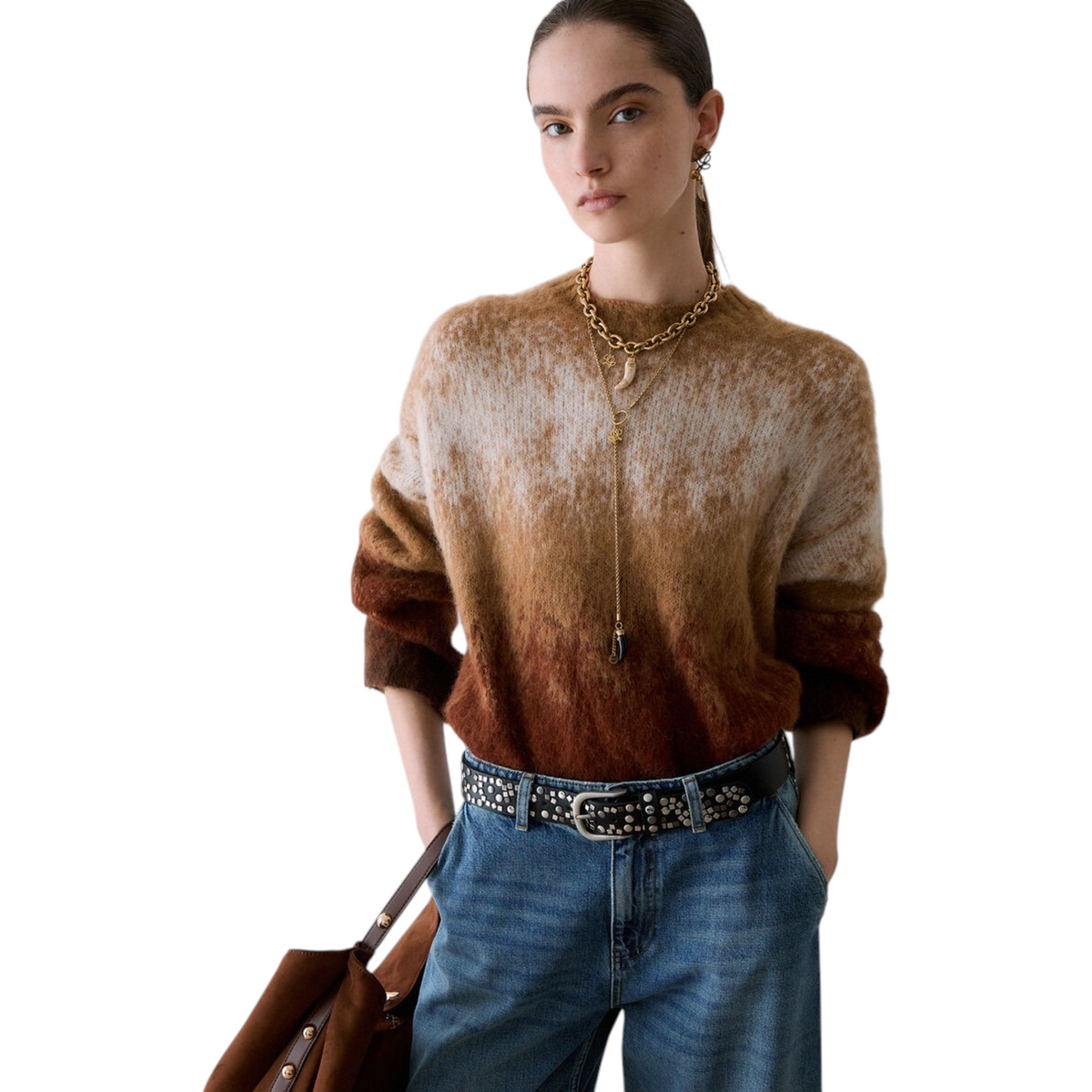 Modella indossa maglia girocollo in lana spazzolata jacquard con motivo dégradé marrone e beige
