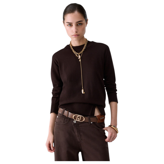 Modella indossa maglia girocollo marrone in misto lana Liu Jo con logo, abbinata a pantaloni scuri EmyQ STORE