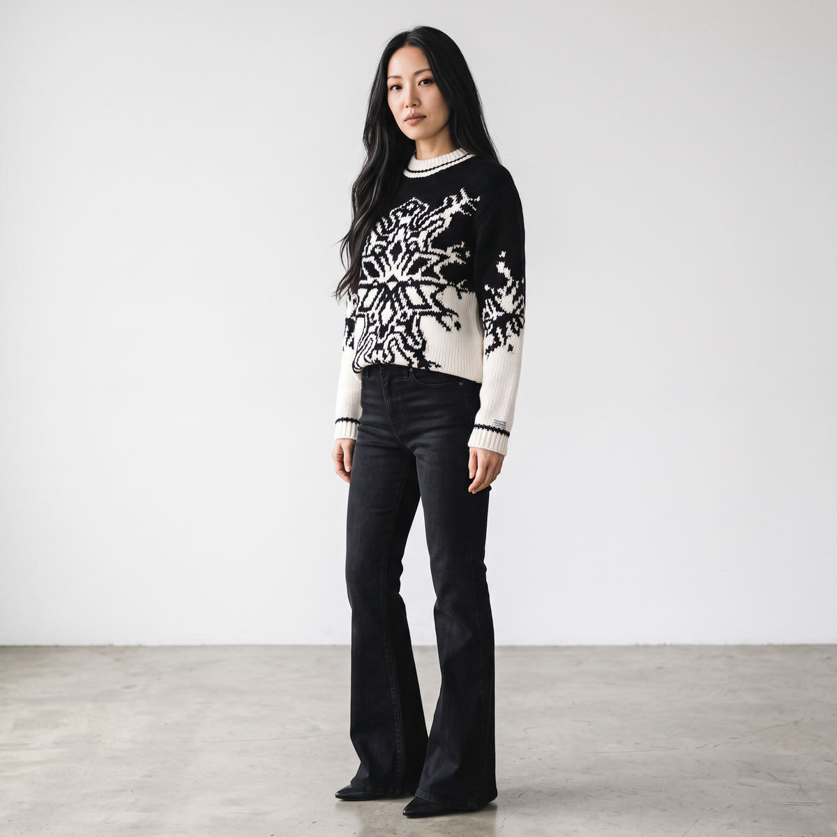 Maglione bicolore nero e bianco panna con motivo fiocco di neve, girocollo e spalle scese in misto lana.