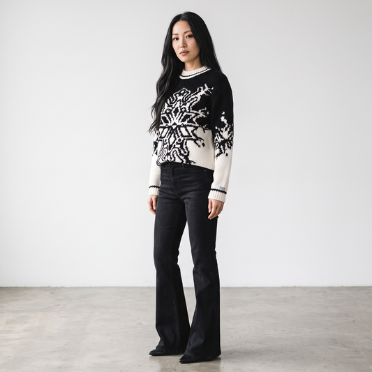 Maglione bicolore nero e bianco panna con motivo fiocco di neve, girocollo e spalle scese in misto lana.