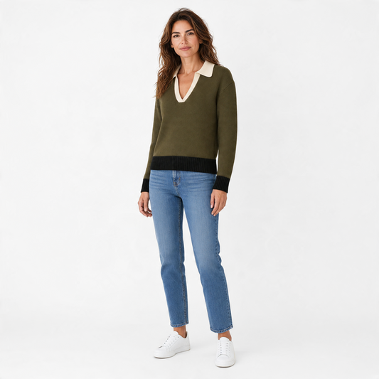 Modella indossa maglione Annarita N  verde muschio con colletto panna e bordi neri a costine