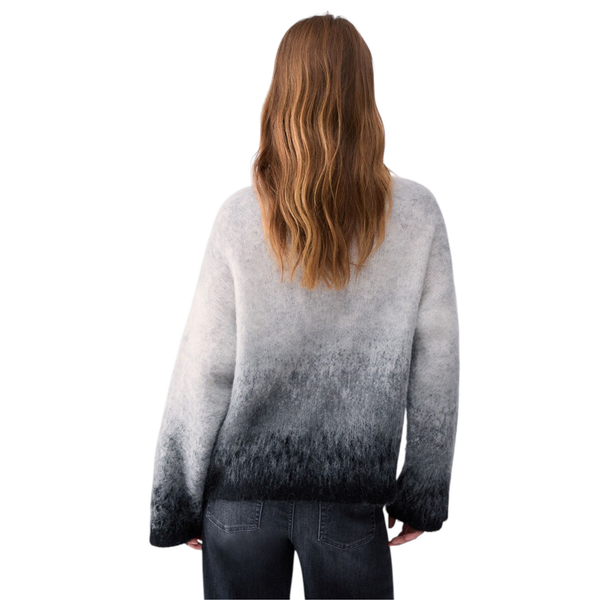Vista posteriore di una modella che indossa un maglione  a collo alto in lana sfumata dal grigio al nero.
