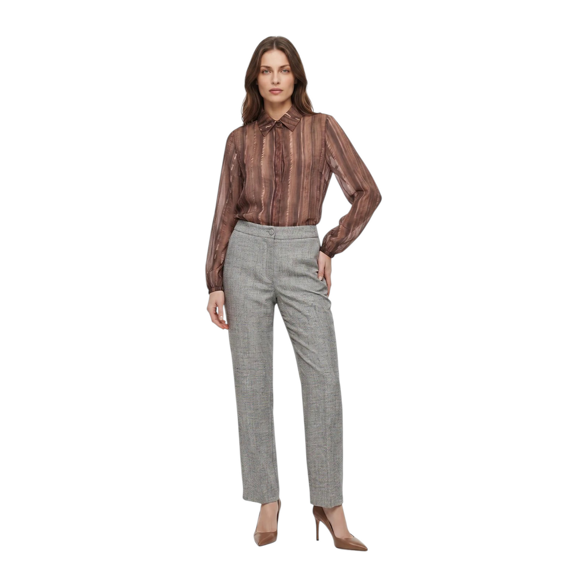 Modella indossa pantaloni  in grisaglia grigia con gamba dritta, elastico sul retro e taglio sartoriale.