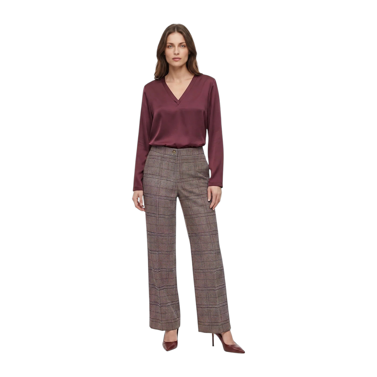 Modella indossa pantaloni  Principe di Galles a quadri con piping laterale e camicetta bordeaux