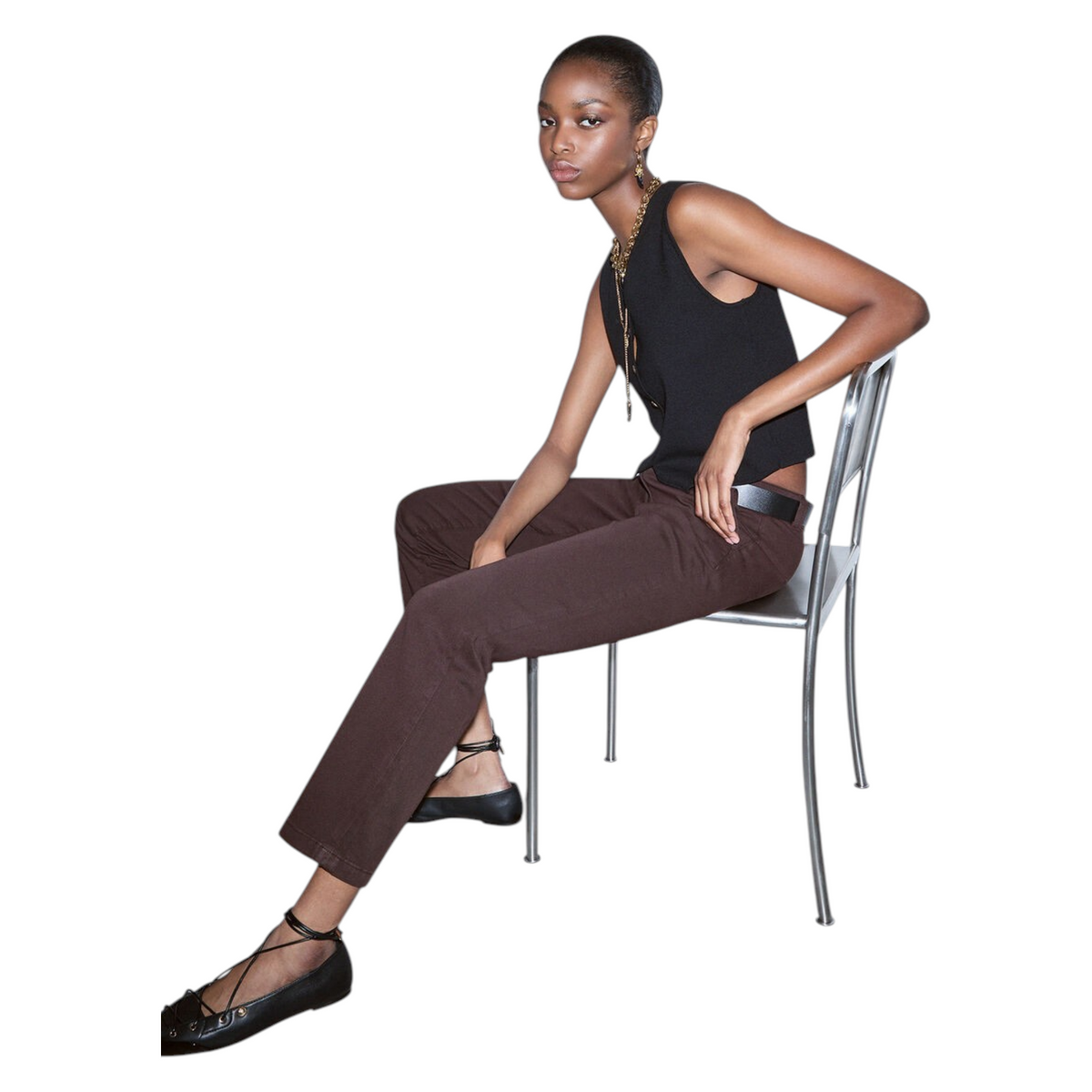Modella indossa pantaloni a sigaretta marroni Liu Jo in gabardine di cotone con taglio cropped da EmyQ STORE