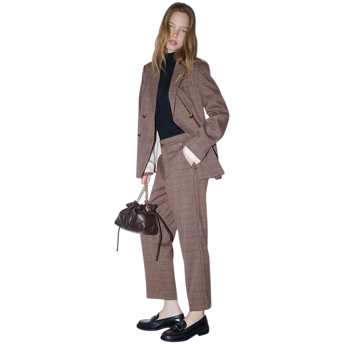 Modella indossa pantaloni a sigaretta Liu Jo in tessuto tinto filo marrone con tasche e chiusura a bottone