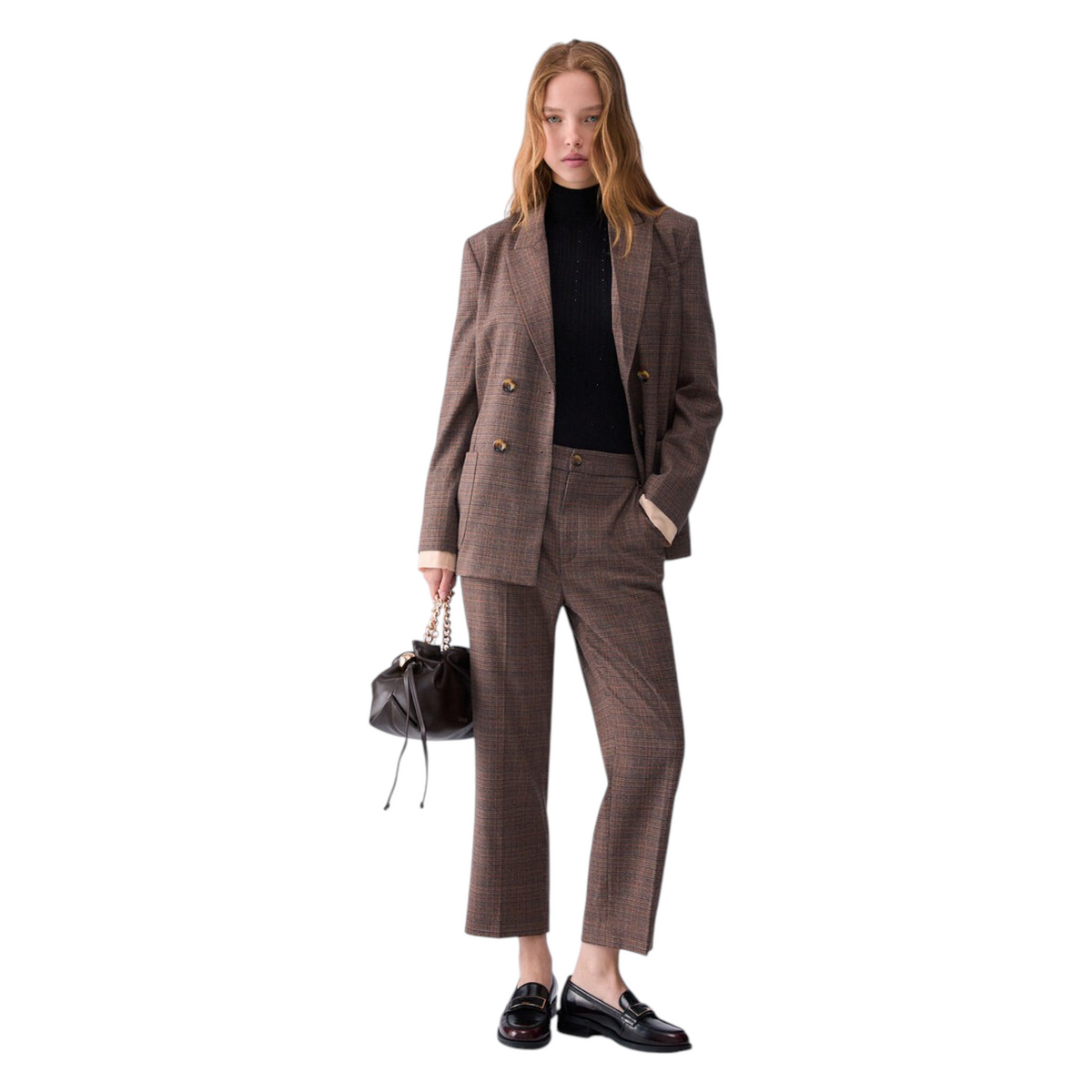 Modella indossa pantaloni a sigaretta Liu Jo in tessuto tinto filo marrone con giacca coordinata