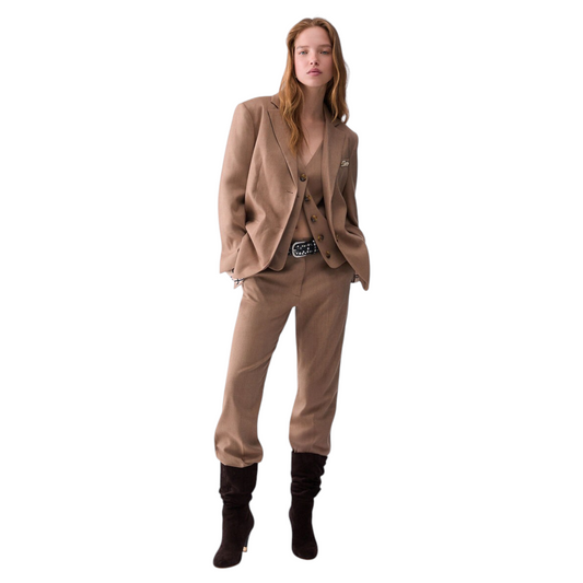 Modella indossa pantaloni straight Liu Jo color marrone in tessuto resca con giacca coordinata EmyQ STORE