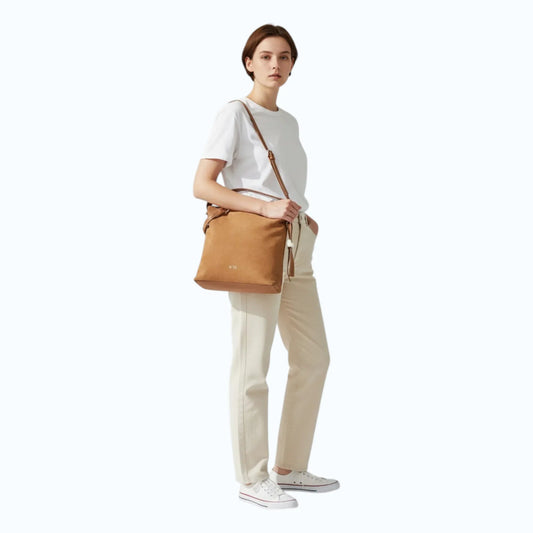 Modella indossa la borsa a tracolla marrone V°73 Danielle di con maglietta bianca e pantaloni chiari