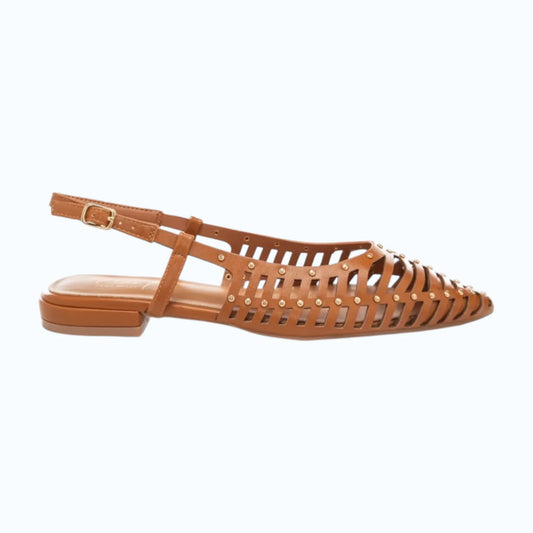 Slingback basse color cuoio con tomaia traforata, borchie decorative e chiusura con fibbia