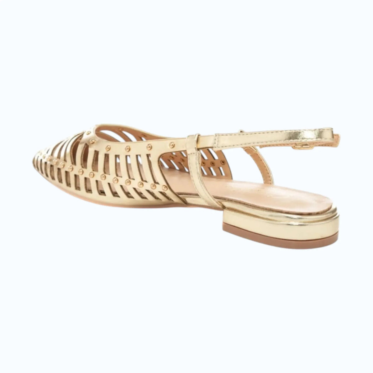 Slingback basse color oro con tomaia laminata traforata, borchie decorative e tacco a blocco