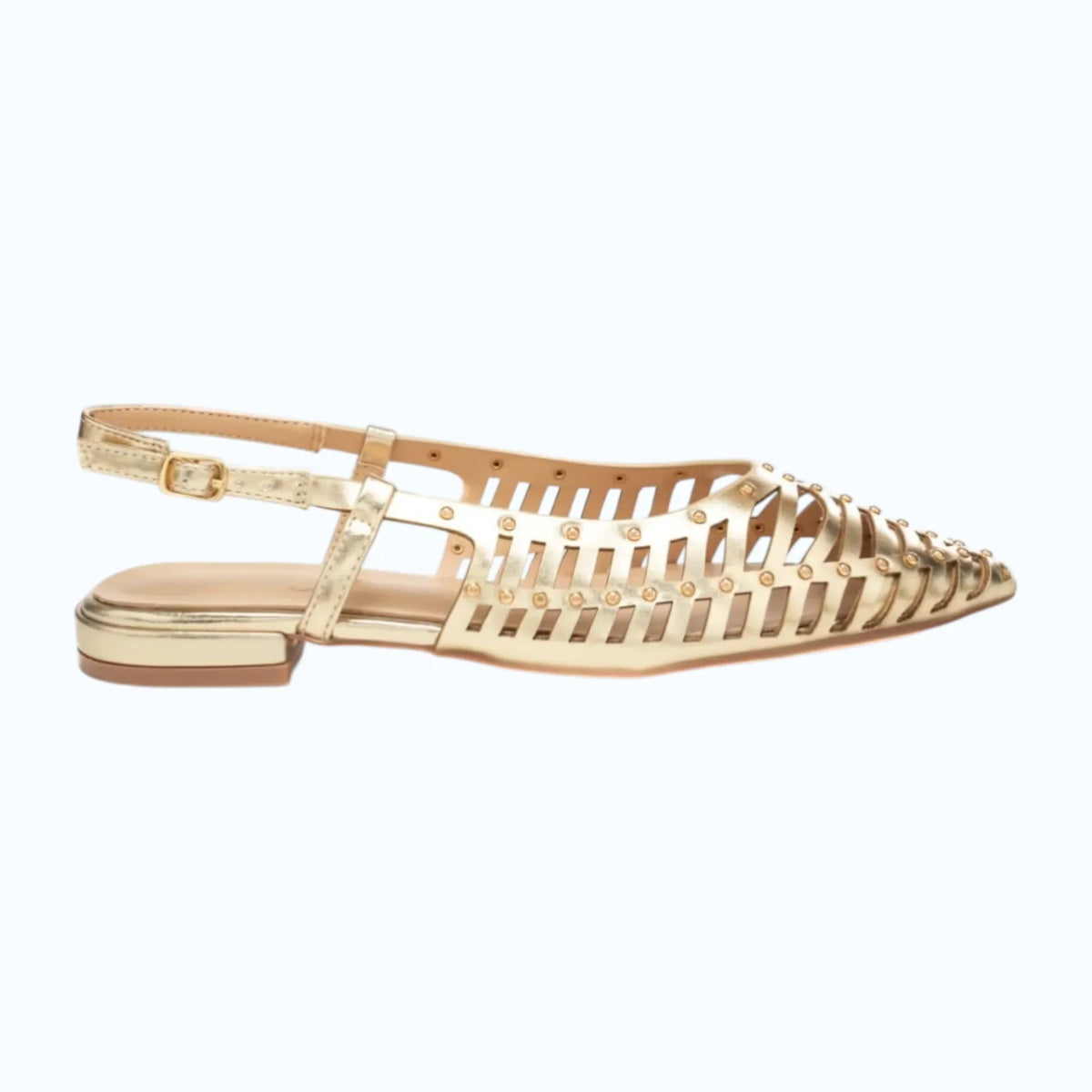 Slingback bassi color oro con tomaia laminata traforata, decorati con borchie e chiusura a fibbia